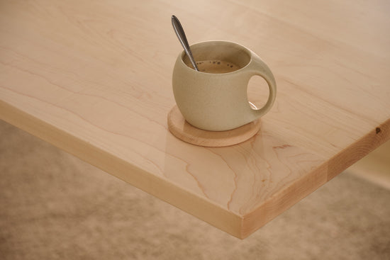 Holzpflege und Instandhaltung: So bleibt Ihr Massivholz-Schreibtisch ein Leben lang schön