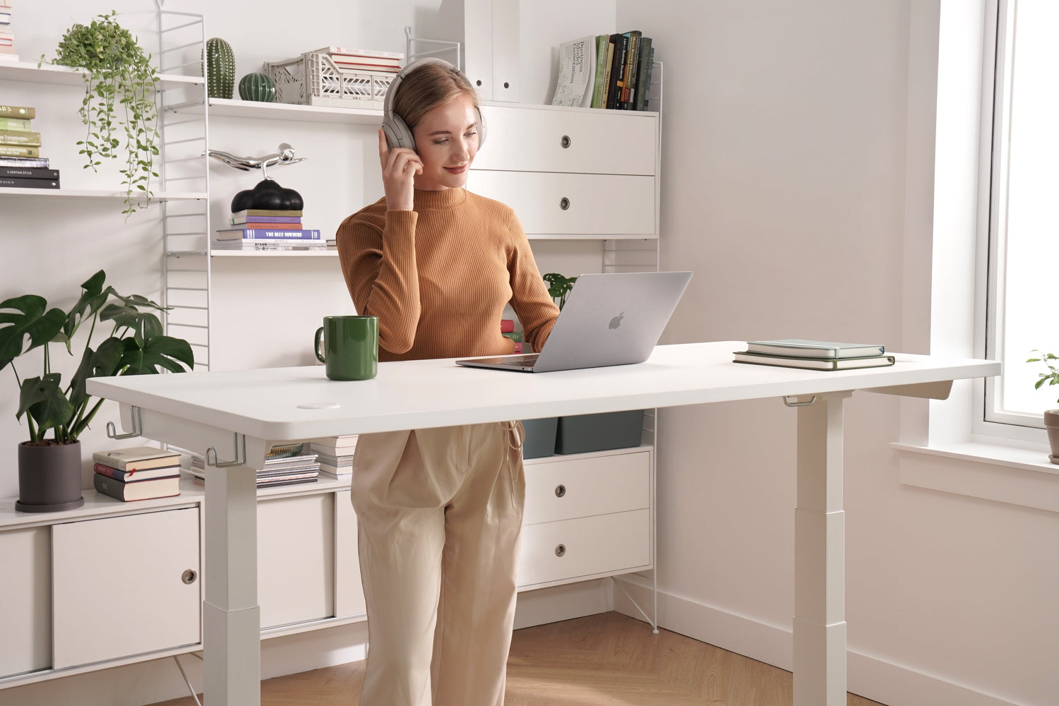 höhenverstellbarer schreibtisch weiß