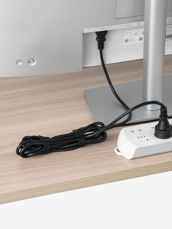 Selbstklebendes, abschneidbares Kabelführungsband