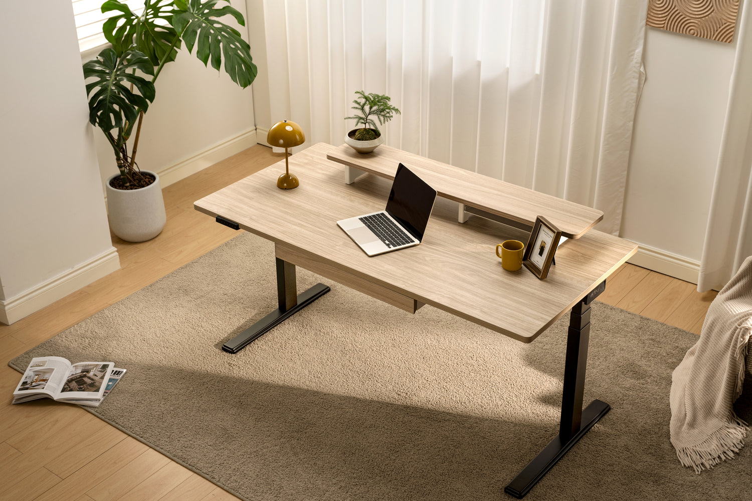 Helles Walnussholz höhenverstellbarer Schreibtisch Schwarz Gestell