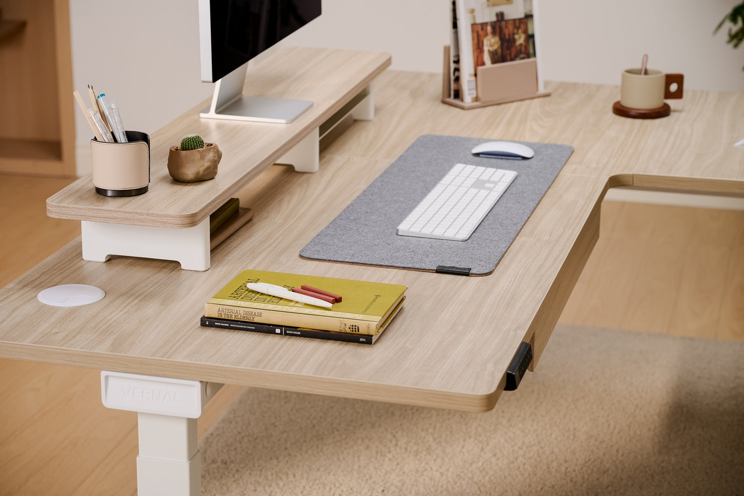 Helles Walnussholz L-förmige Höhenverstellbarer Eckschreibtisch Weiß Gestell-2