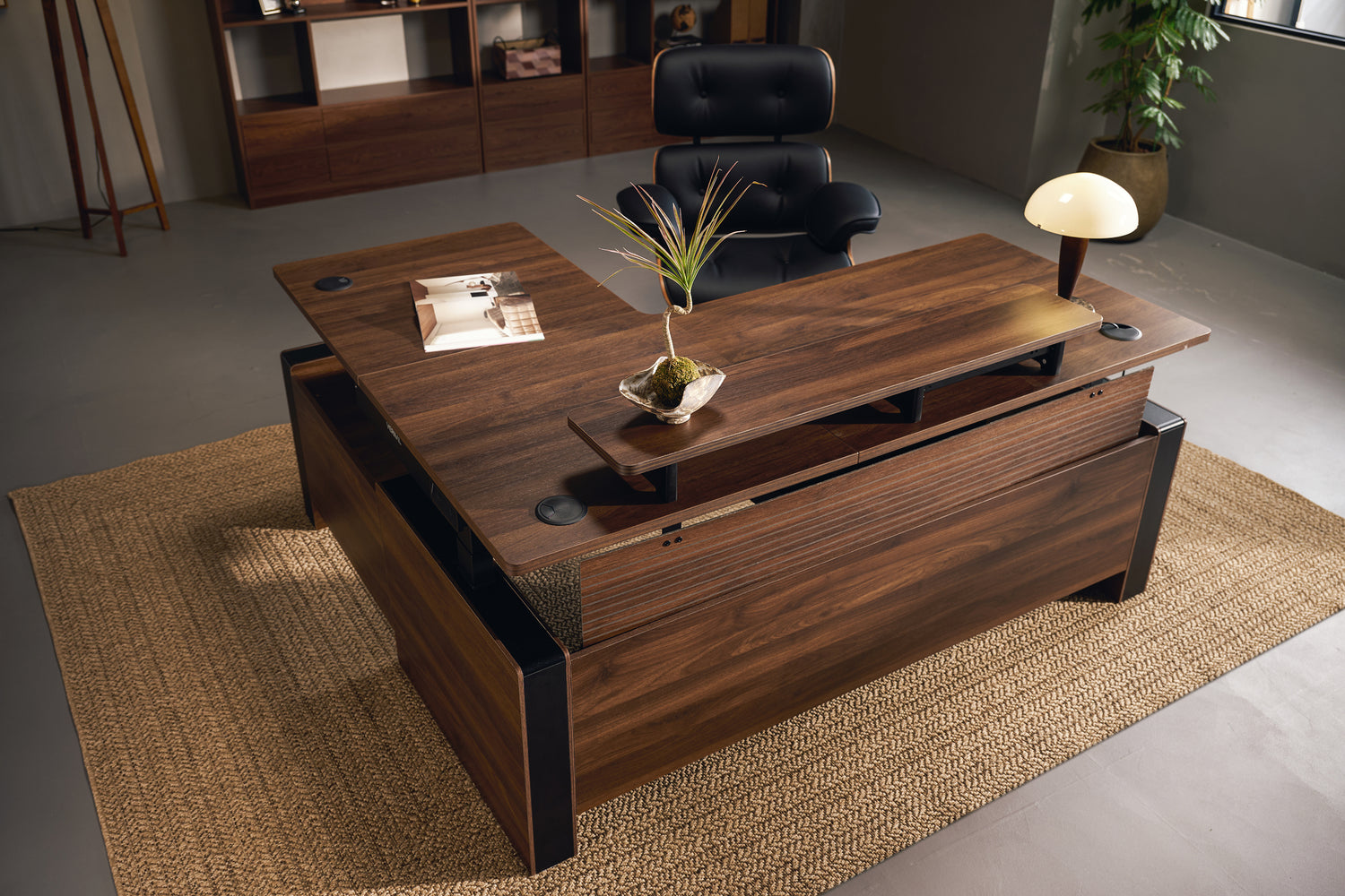 Walnussbaum Vernal L-förmiger Höhenverstellbarer Chefschreibtisch Rechts Mit Paneel-4