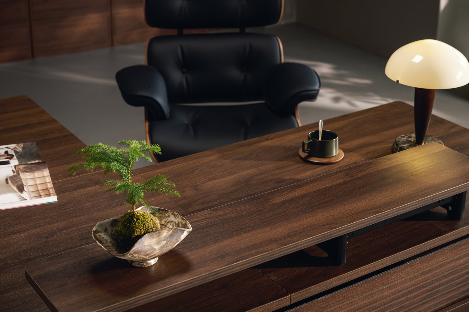 Walnussbaum Vernal L-förmiger Höhenverstellbarer Chefschreibtisch Rechts Mit Paneel-8